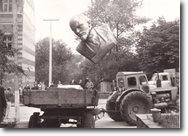 Dismantling of bust of Lenin  formerly on display in a Tovste park - source: Mykhailo Kokhanyuk (2/4)
