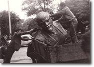 Dismantling of bust of Lenin  formerly on display in a Tovste park - source: Mykhailo Kokhanyuk (3/4)